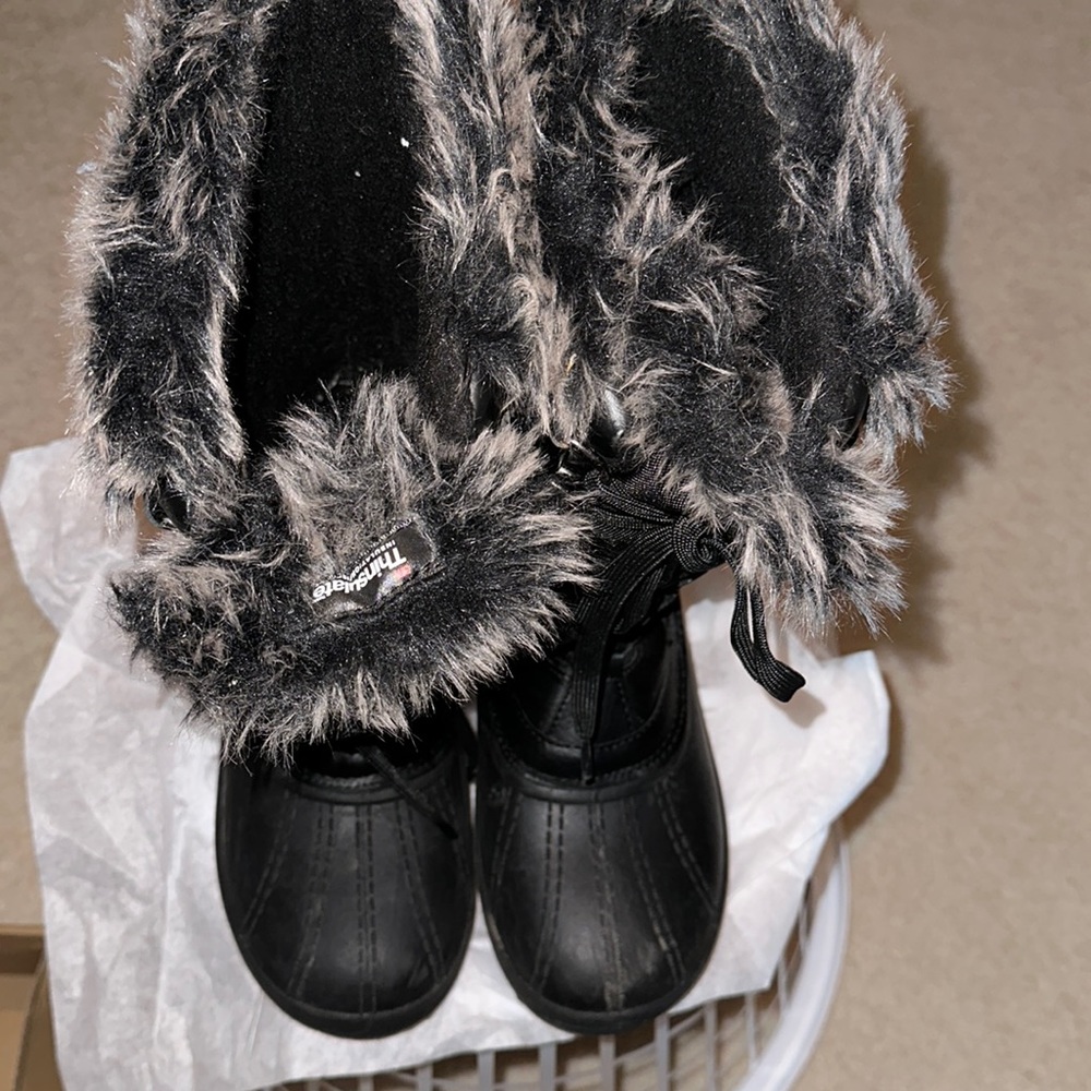 Women’s quest snow boots, size 8, good condition